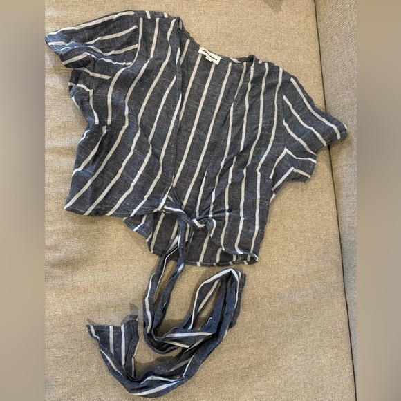 Revolve front tie short sleeve crop top - Picture 2 of 4